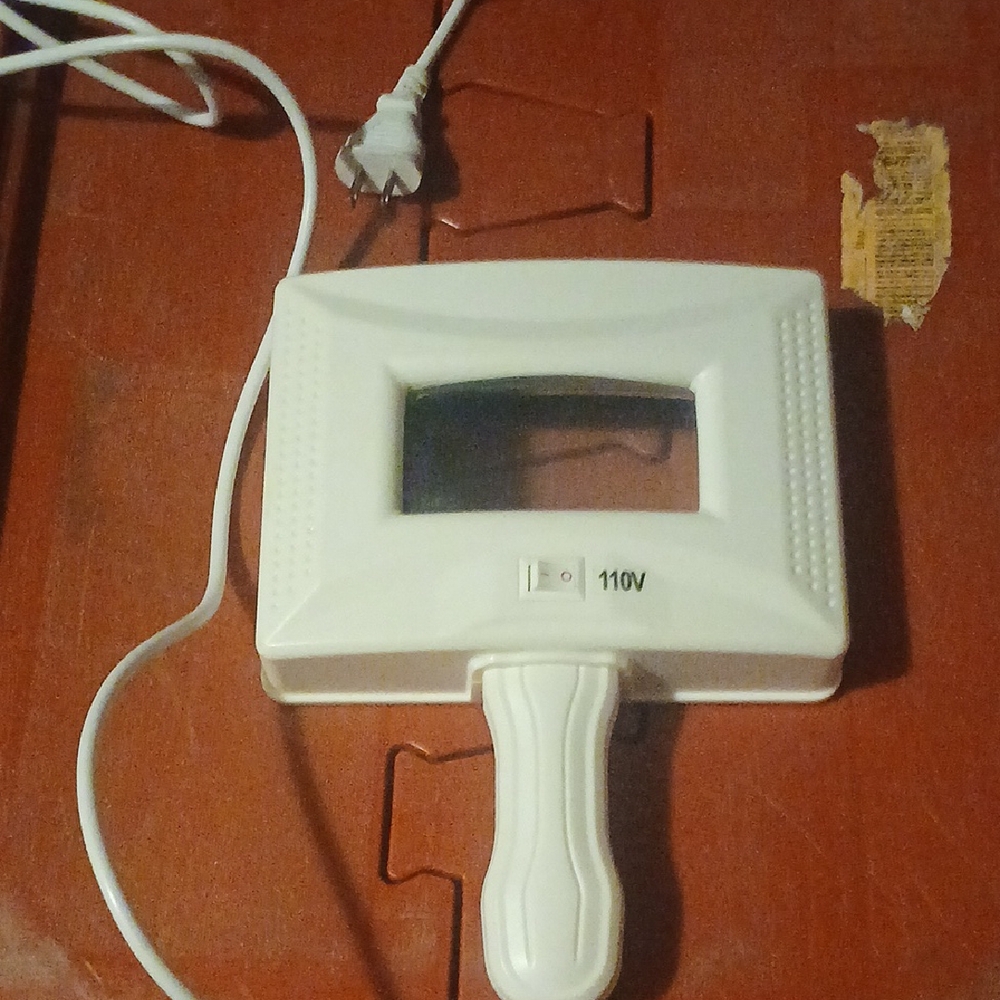 White Handheld LED Lighted Magnifier - Women Skincare Accessory